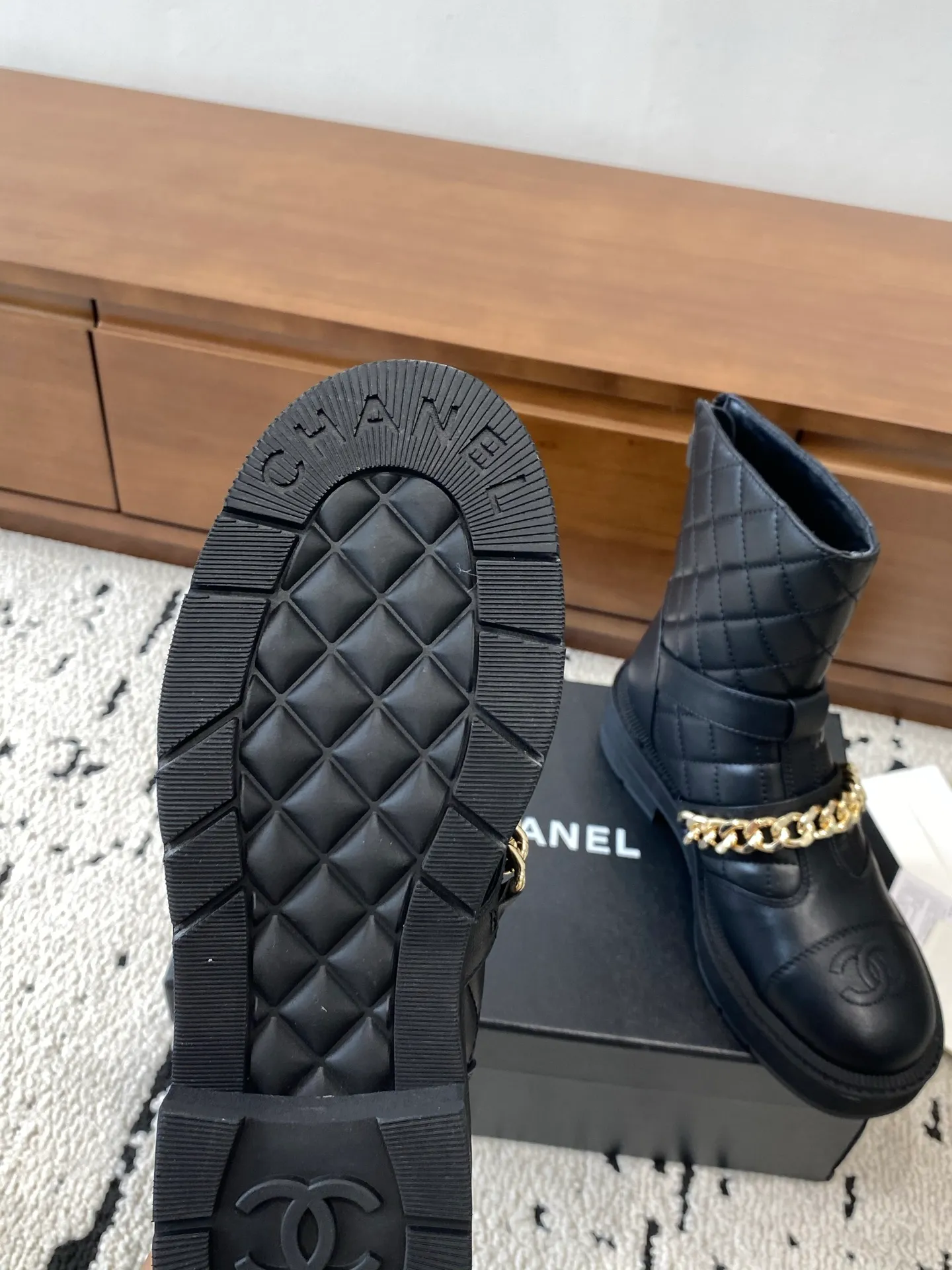 👟👟Ex-factory price 700👟👟 High version🍀 CHANEL 2025s autumn and winter series short boots, made of imported cowhide, with an additional height of 5cm to show leg length. Chanel's classic rhombus is used on the boot shaft, which Xiao Meimei particularly likes. This is Chanel's most popular style this autumn and winter. In addition, the entire boot shaft is equipped with a classic chain and school bag buckle. It is made of full-grain cowhide and uses a rear zipper. It is easy to put on the foot and super comfortable. It is a must-have for this autumn and winter. 🔴 Upper material: imported cowhide leather with anti-rust metal chain ❤︎ Consistently authentic ❤︎ Outsole: original Italian anti-slip rubber outsole Number of yards: 35-40 (40 is custom-made, non-refundable and non-exchangeable) Buy now 👉 Buy now 👉 Buy now 👉 Buy now 👉 Buy now 👉 Buy now 👉 Buy now 👉 Buy now 👉 Buy now 👉 Buy now 👉